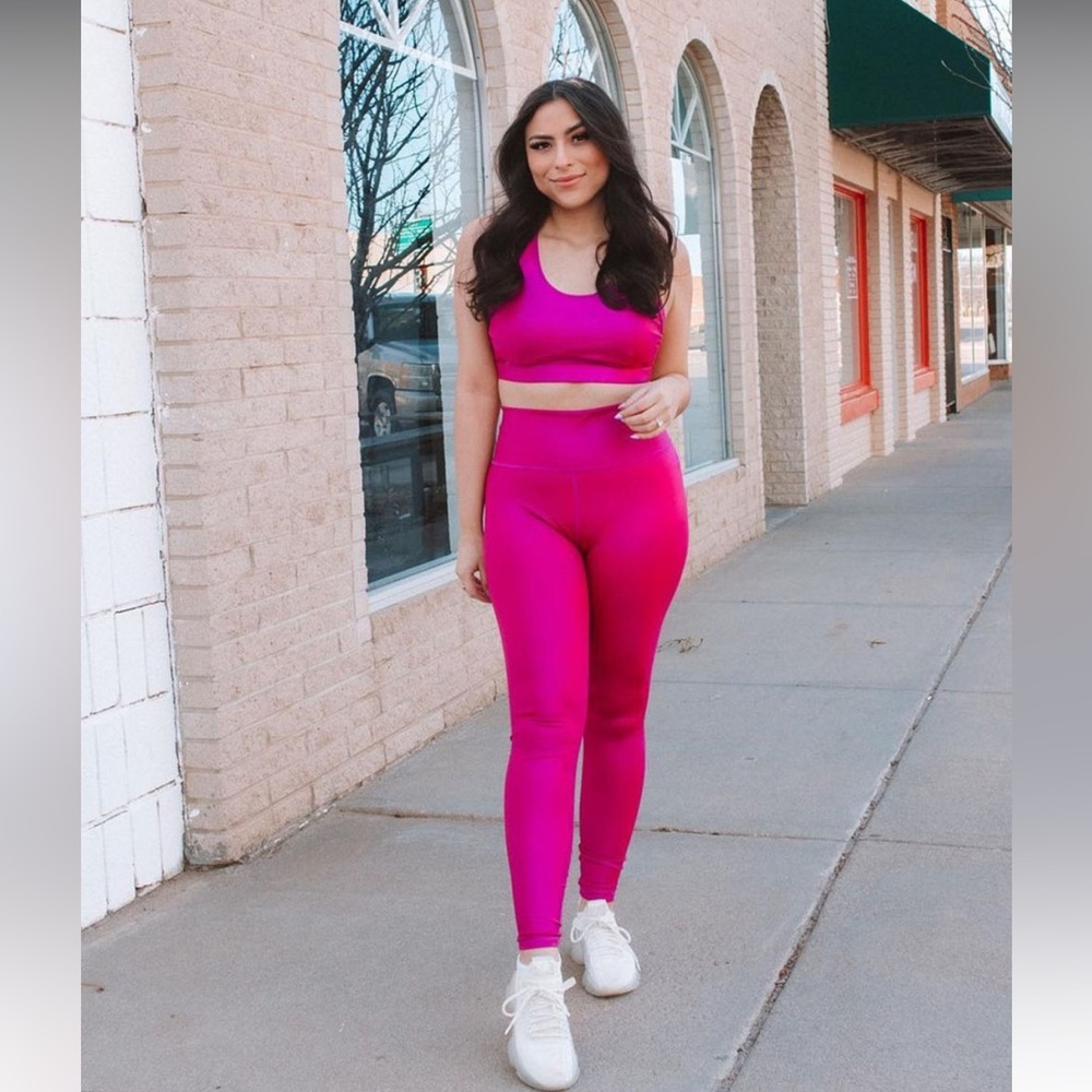 Fabletics High-Waisted Iridescent Luxe
Legging in Dark Fuchsia Size Medium